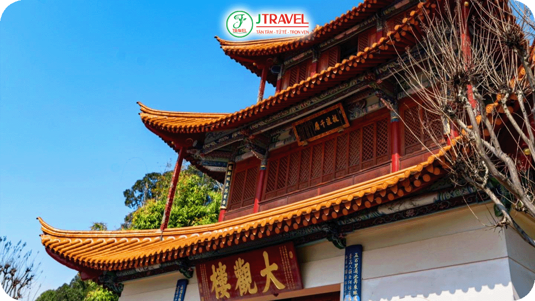 Đại Quan Lầu gồm ba tầng mái ngói cong được trang trí hoa văn rồng phượng