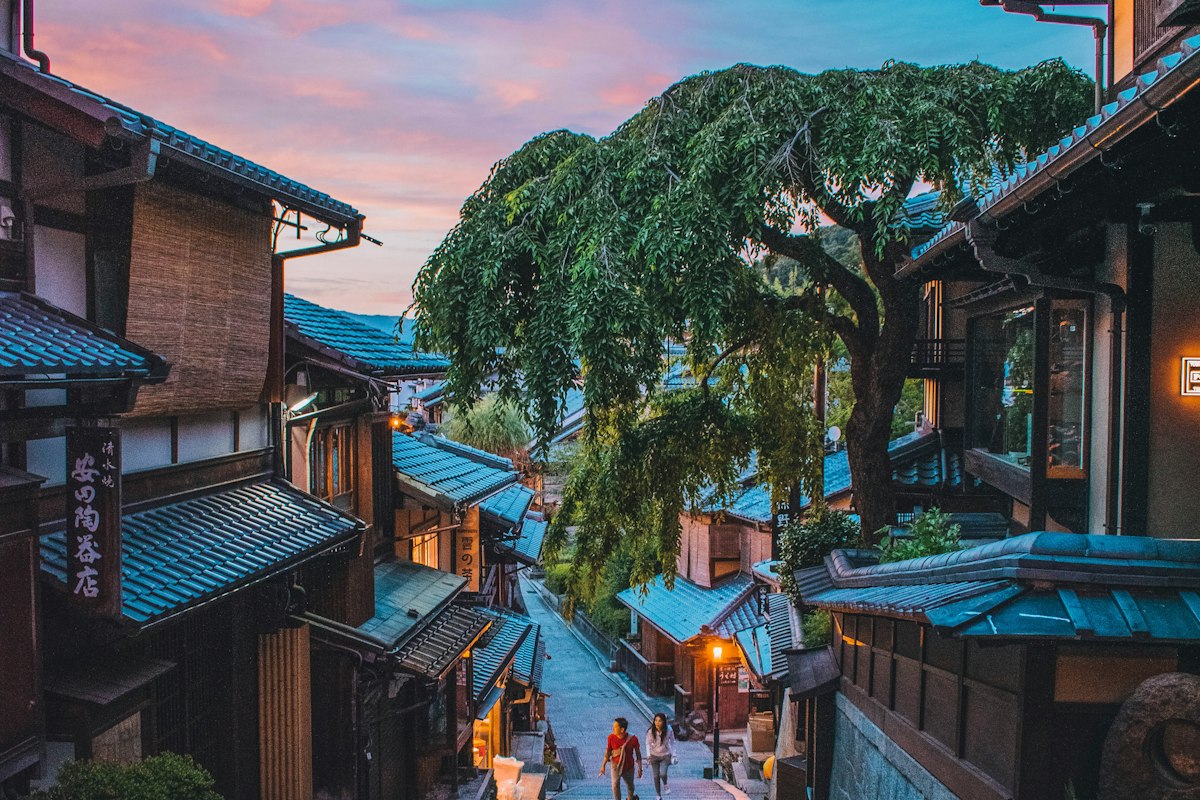 Ngôi nhà gỗ cổ giữa cây xanh ở Kyoto