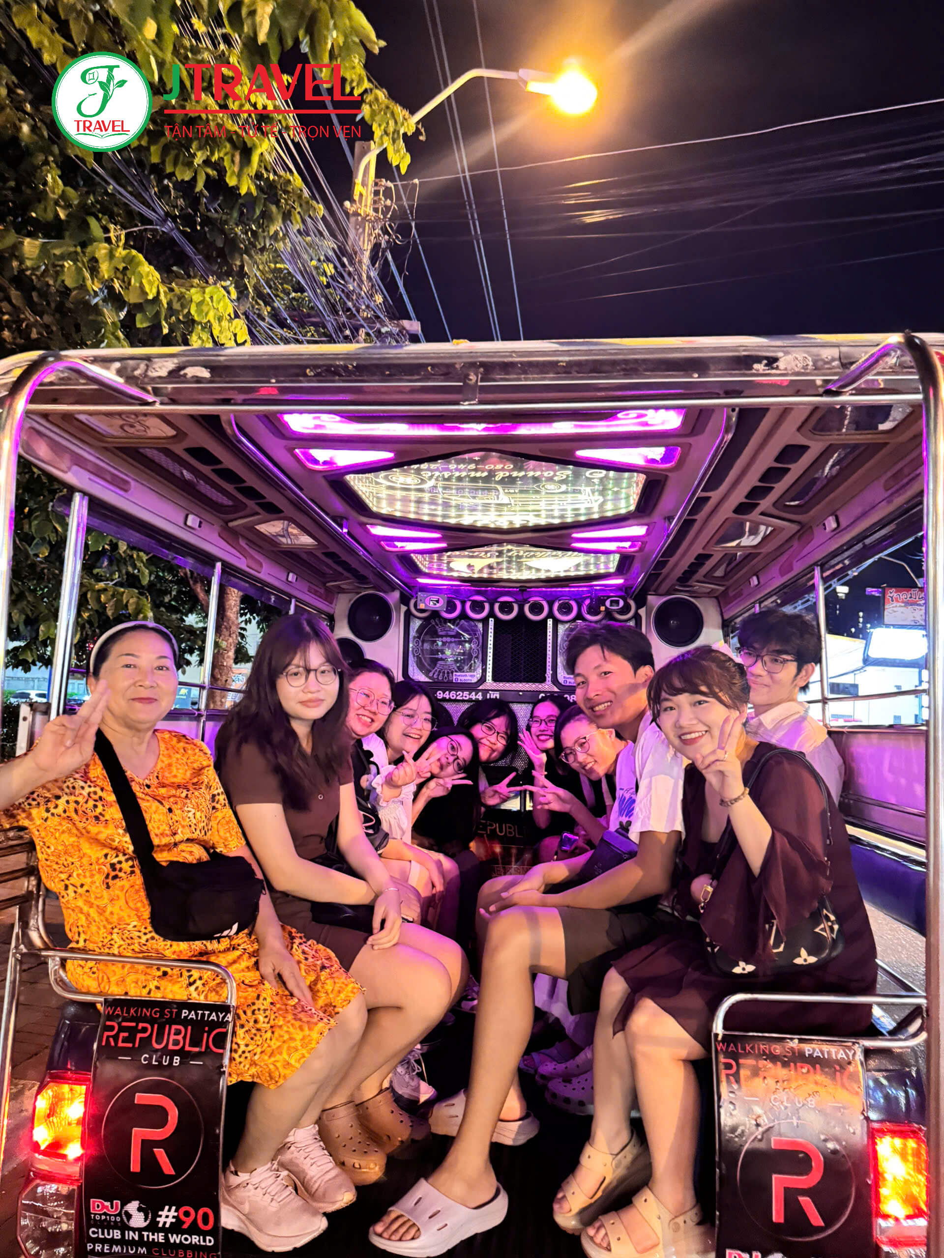 Du khách J Travel đi xe songthaew tại Pattaya