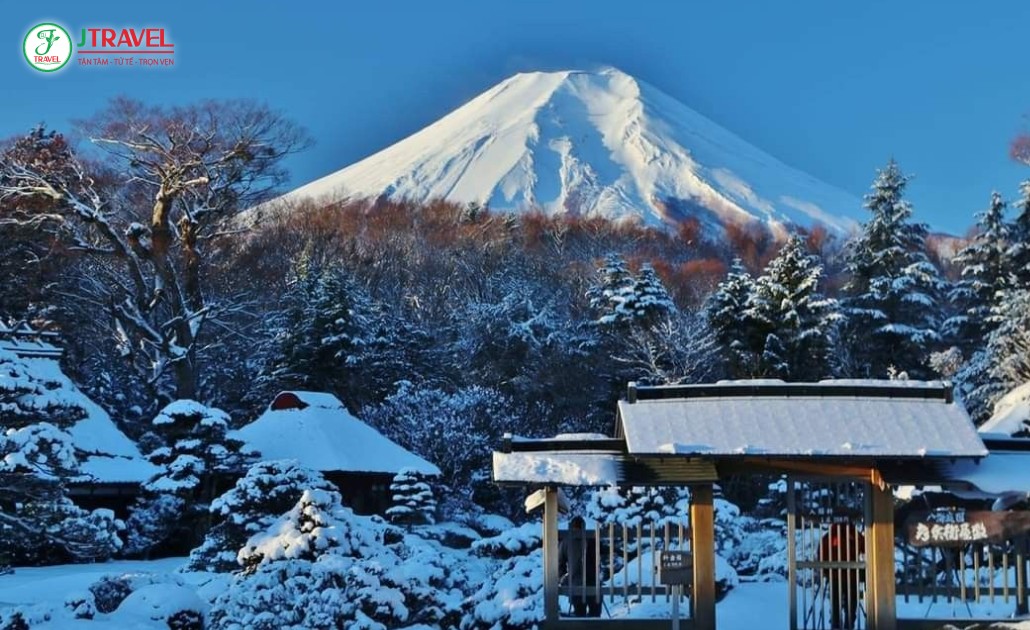 Cảnh núi Phú Sĩ phủ tuyết trắng vào mùa đông ở Shizuoka