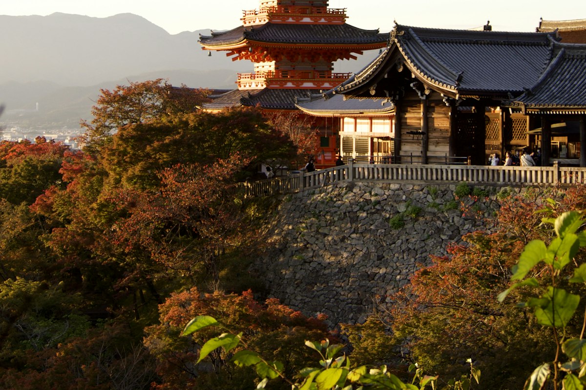 Chùa Kiyomizu-dera và tháp ba tầng trên sườn núi Kyoto