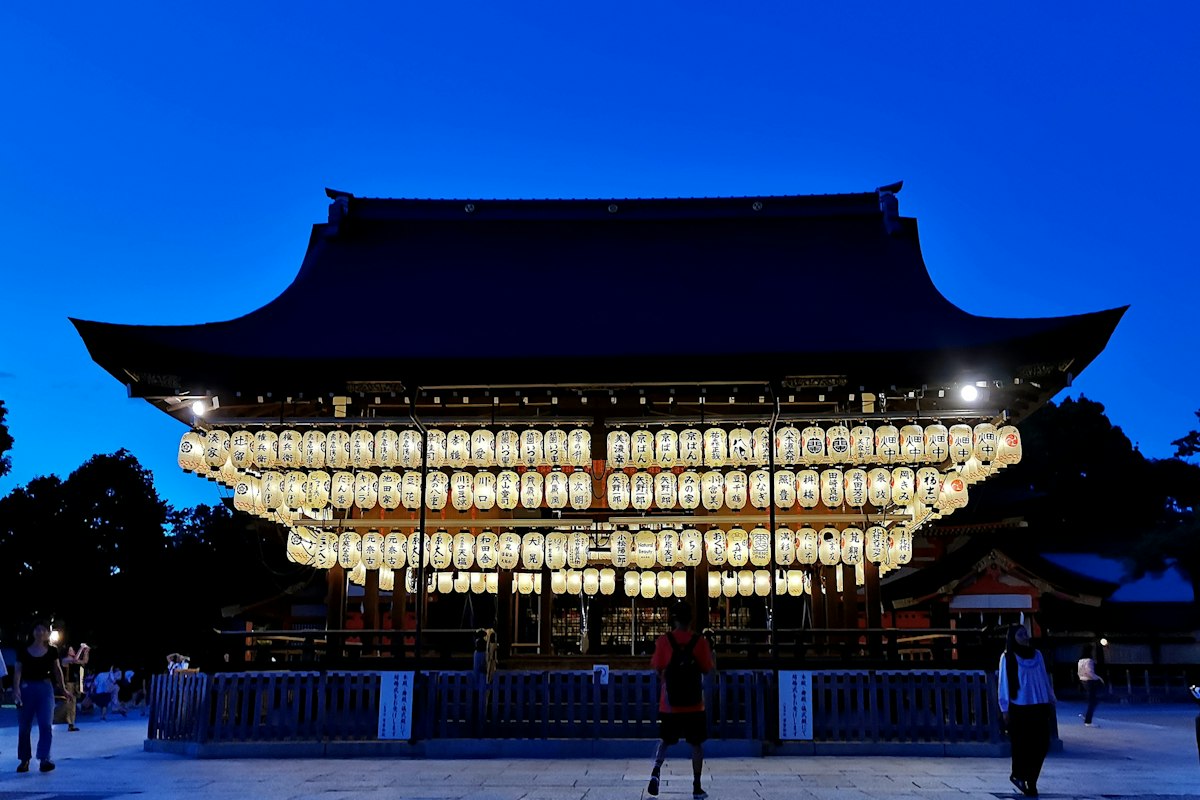 Du khách đi lễ tại một ngôi đền ở khu Gion, Kyoto