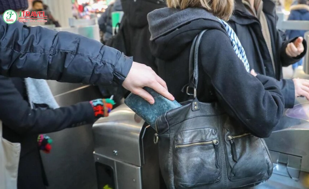 Cảnh giác móc túi và lừa đảo khi du lịch tự túc tại Pháp