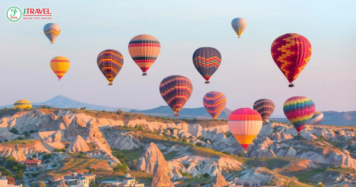 Bay khinh khí cầu tại Cappadocia trải nghiệm ngắm toàn cảnh làng Uchisar