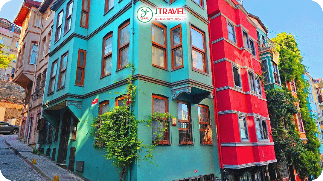 Các ngôi nhà đầy màu sắc mang tính biểu tượng của Balat