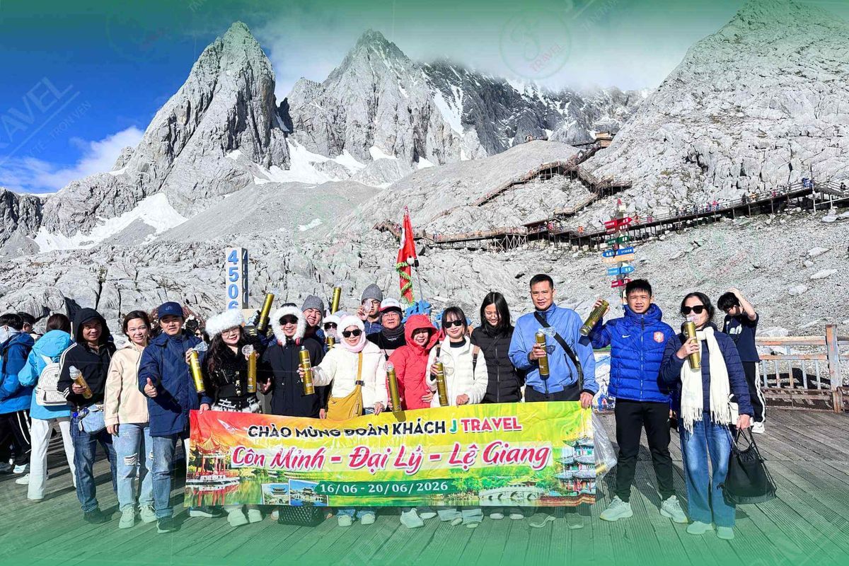 Đoàn khách J Travel tại núi tuyết Ngọc Long, Lệ Giang