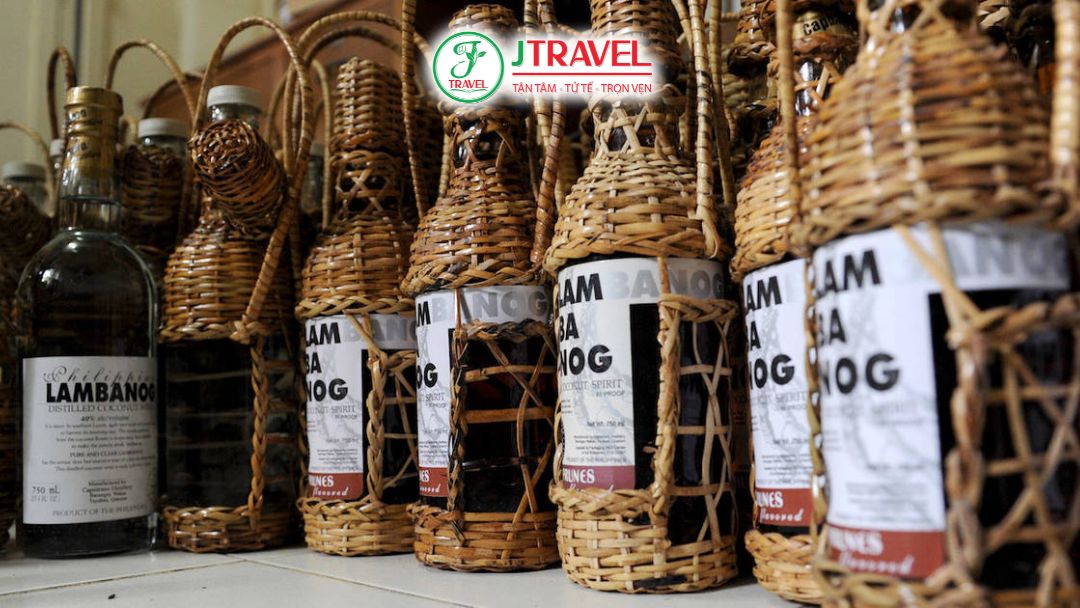 Rượu Lambanog truyền thống Philippines làm từ nhựa dừa