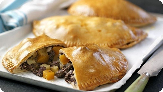 Cornish Pasty là món bánh thịt nổi tiếng của vùng Cornwall (ảnh internet)
