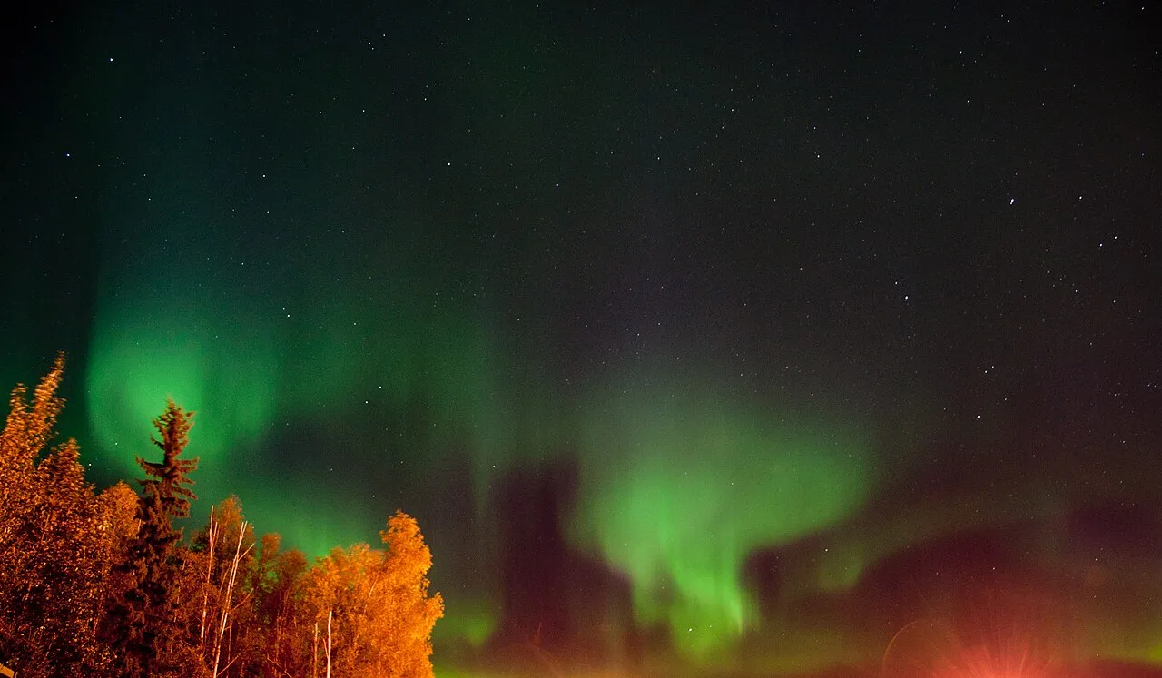 Cực quang Alaska xanh lục trên bầu trời Fairbanks