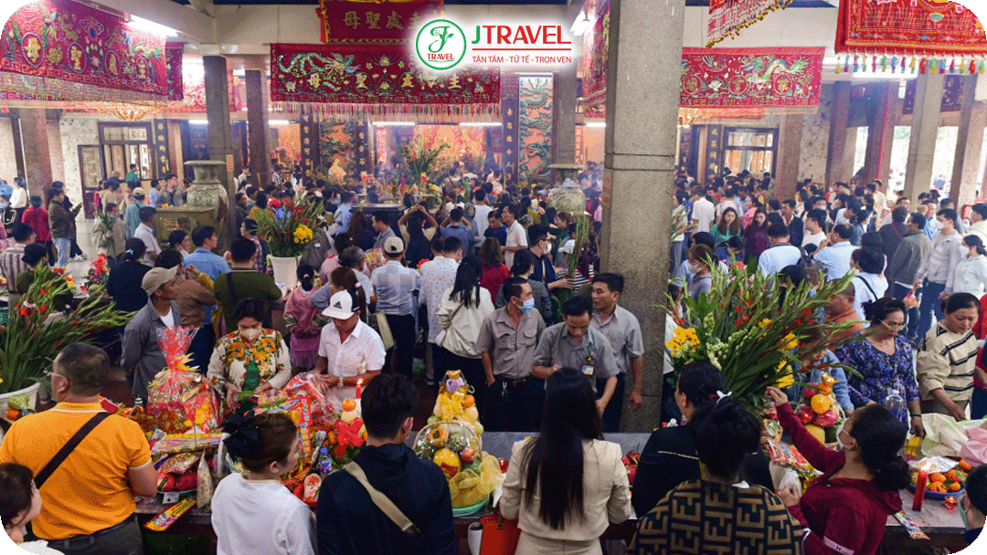 Khi tham quan chùa, miếu nên mặc trang phục lịch sự