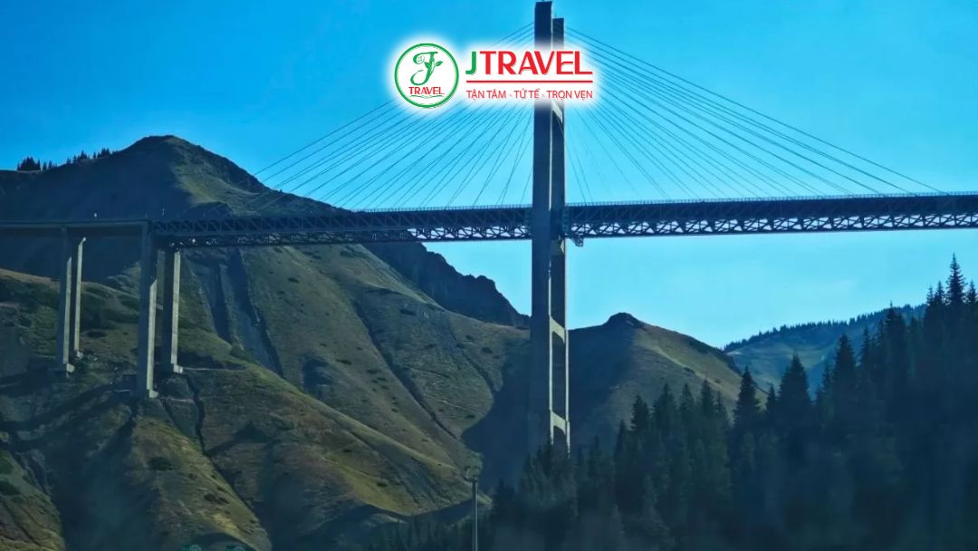 Thung lũng Guozigou mùa hè với thảo nguyên xanh mướt