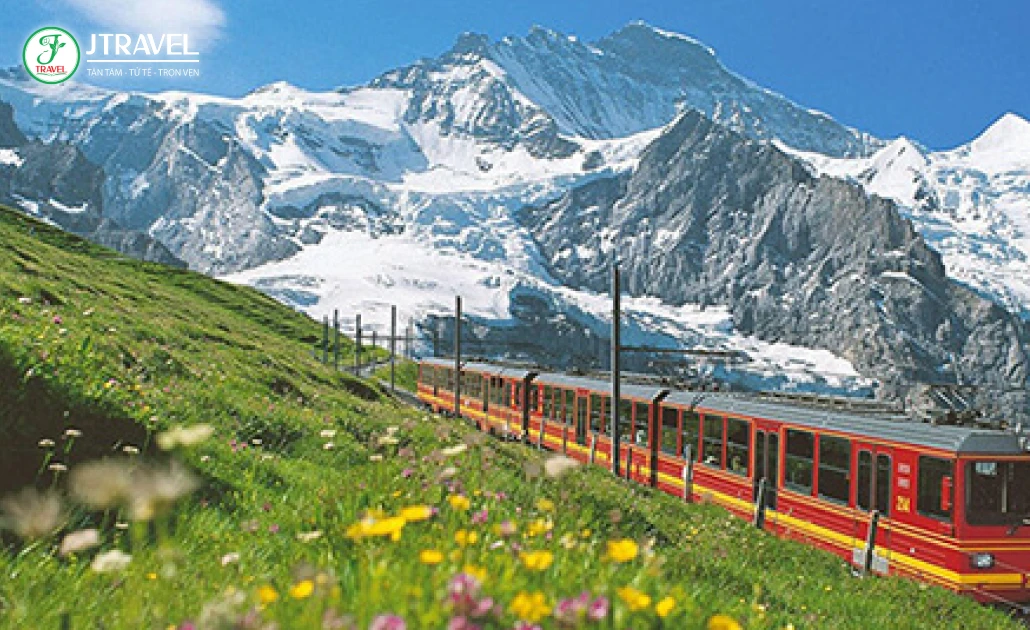 Đỉnh núi Titlis cao 3.238m với tuyết phủ quanh năm