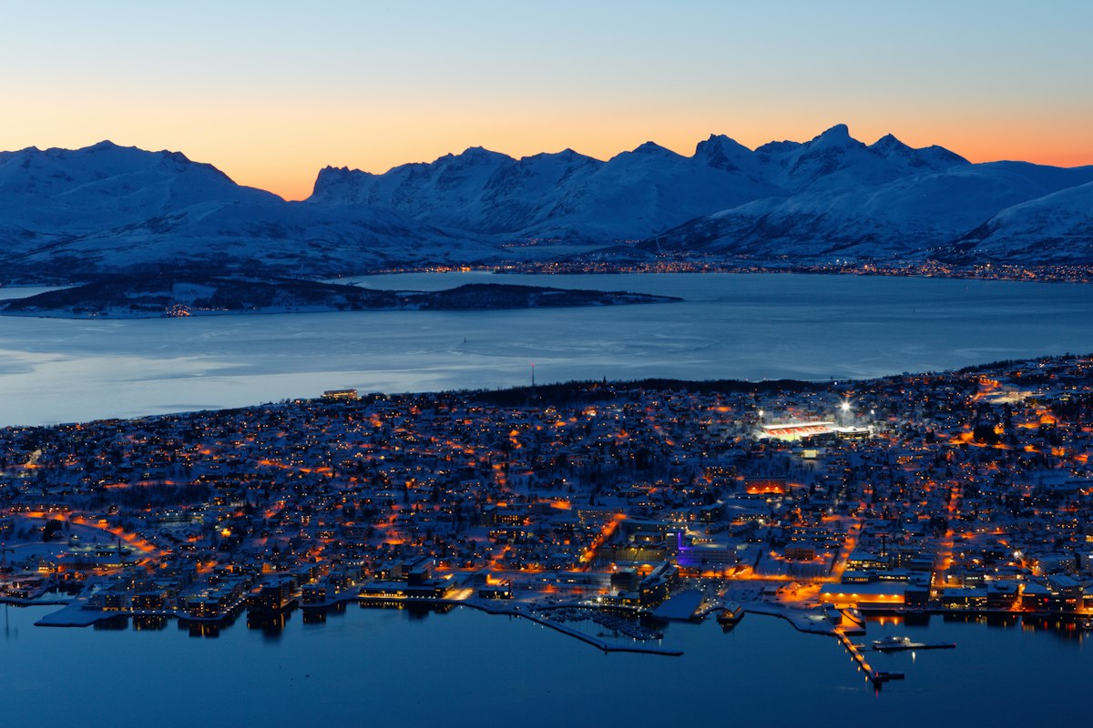 Thành phố Tromsø nằm giữa núi tuyết