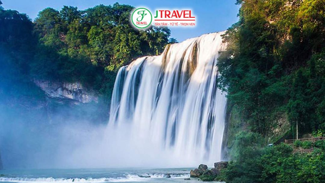 Thác Hoàng Quả Thụ điểm tham quan nổi bật khi du lịch Quý Châu