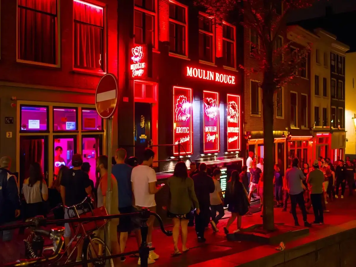 Một trong những đặc điểm dễ nhận biết nhất của De Wallen là các cửa sổ đỏ với ánh sáng sáng chói (ảnh internet)