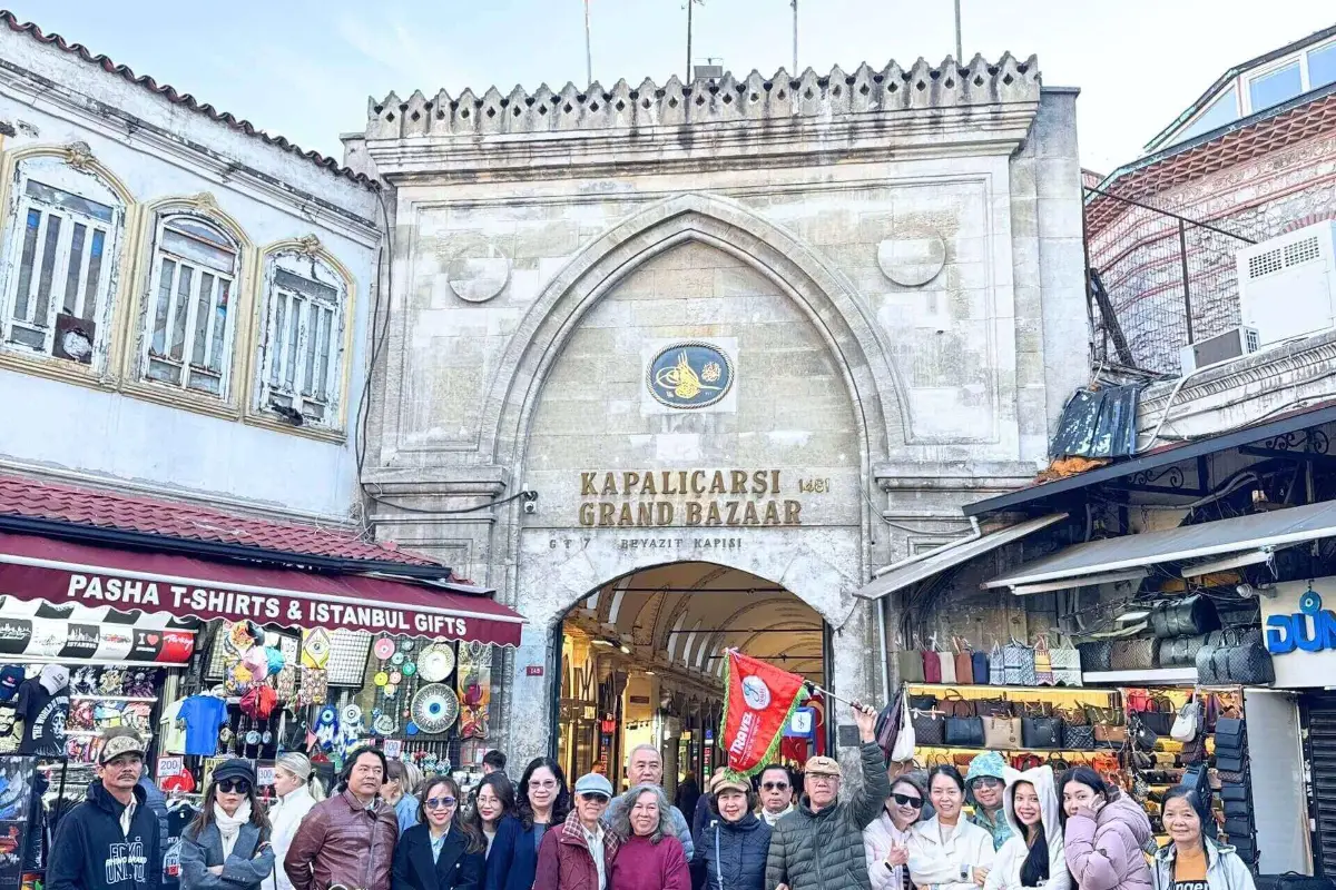 Đoàn khách J Travel trước cổng chợ Grand Bazaar, Istanbul