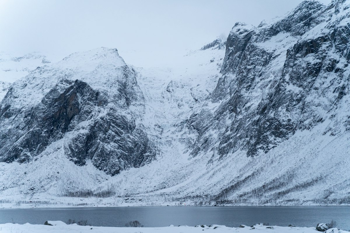 Núi tuyết bên hồ nước ở Tromsø mùa đông
