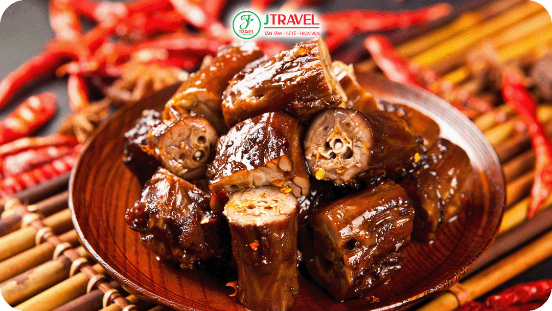 Cổ vịt cay – Món ăn vặt “quốc dân” của người Vũ Hán