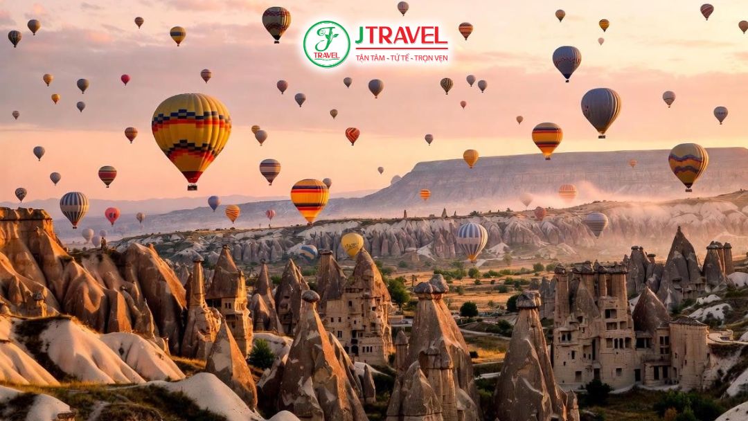 Toàn cảnh khinh khí cầu bay trên thung lũng Cappadocia