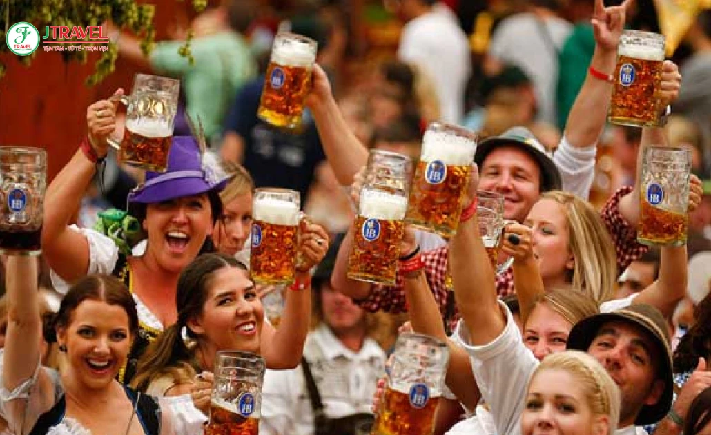 Lễ hội bia Bỉ với du khách thưởng thức bia thủ công