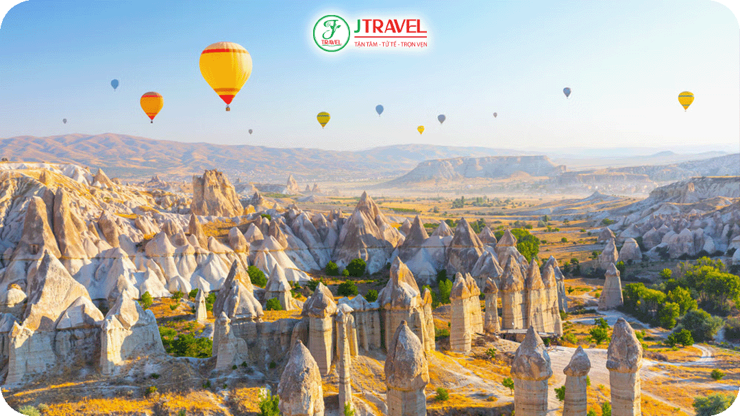 Hàng chục khinh khí cầu bay lơ lửng trên bầu trời Love Valley vào mỗi sáng