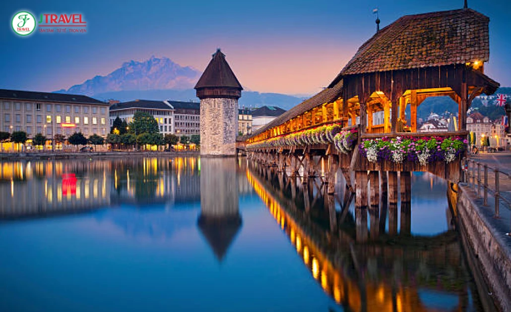 Cảnh phố cổ Altstadt Lucerne lúc hoàng hôn với mái nhà cổ kính