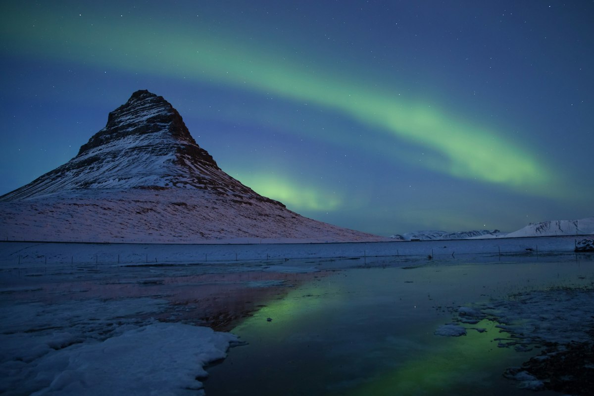 Núi Kirkjufell dưới dải cực quang ở Iceland