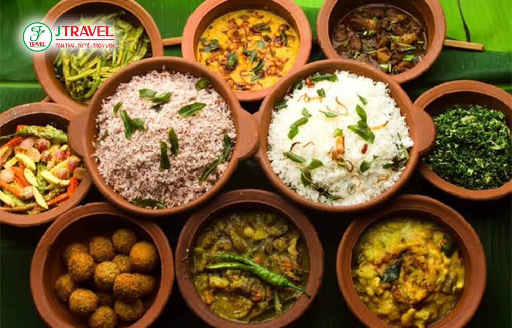 Ẩm thực Sri Lanka chịu ảnh hưởng từ nhiều cộng đồng văn hóa và nổi bật với gia vị, dừa, cơm, cà ri cùng nhiều loại bánh làm từ gạo