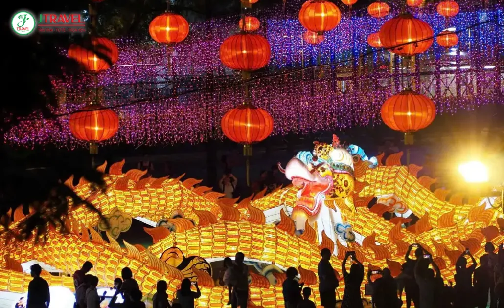 Không khí Tết Nguyên Đán rực rỡ với đèn lồng và múa lân tại Trung Quốc