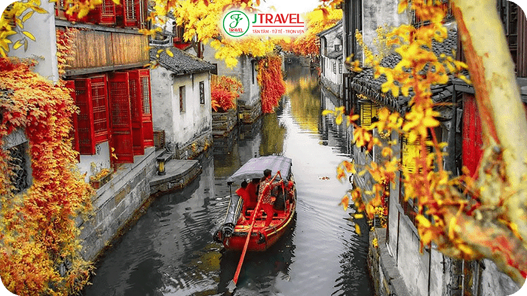 Một trong những trải nghiệm không thể bỏ lỡ là ngồi thuyền và dạo quanh Đông Ô Trấn