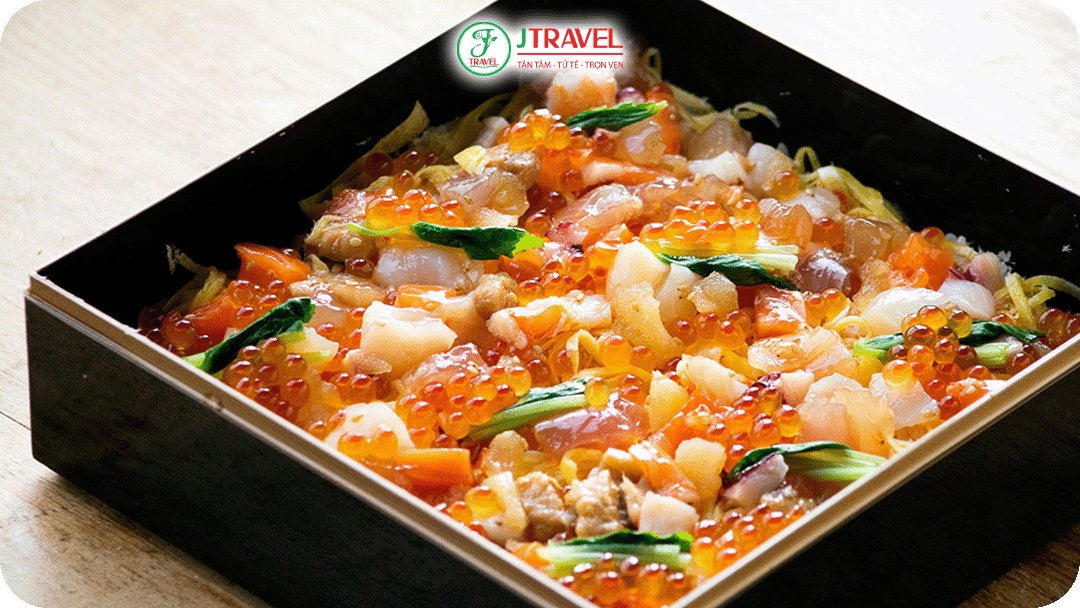 Chirashi‑zushi - Sushi trải cơm trộn giấm, phủ bên trên với nhiều topping màu sắc