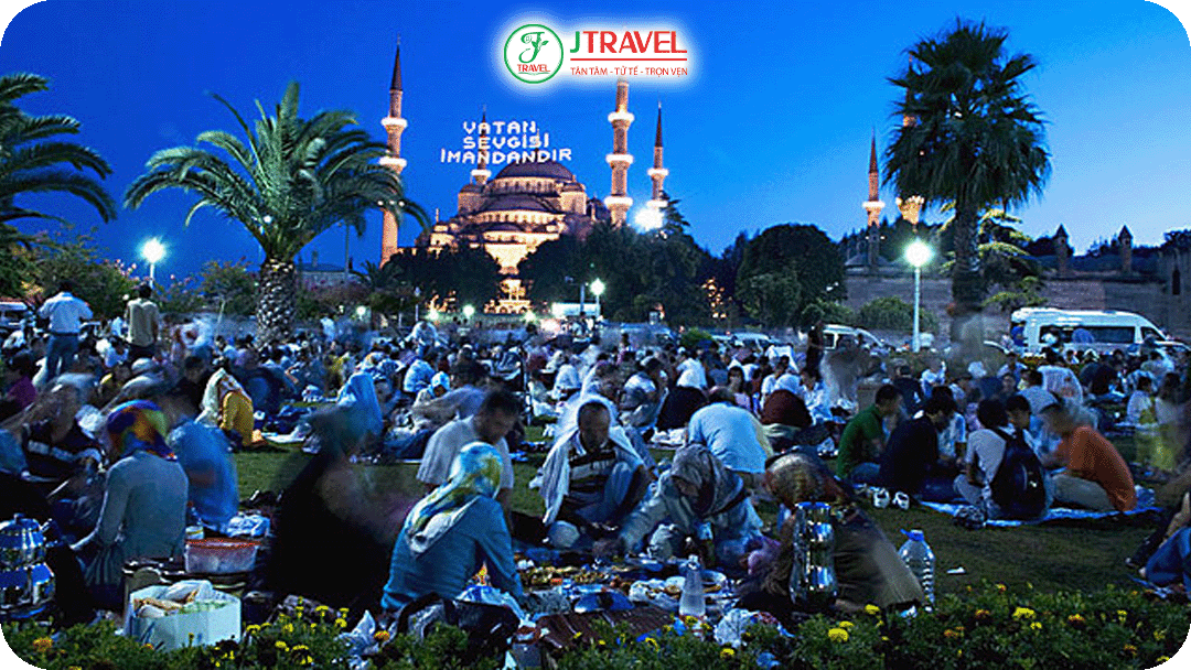 Cảnh quang nhà thờ đông đúc trong Ramadan