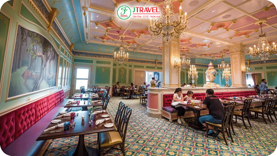 Nhà hàng nổi tiếng nhất Disneyland Thượng Hải là Royal Banquet Hall