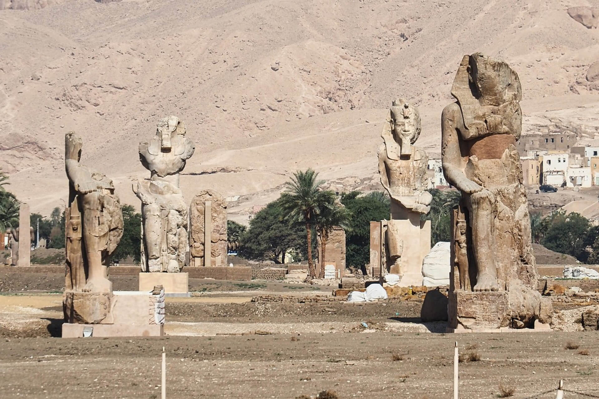 khu di tích Đền thờ tang lễ Amenhotep III (Kom el-Hetan) tại bờ tây sông Nile ở Luxor, Ai Cập
