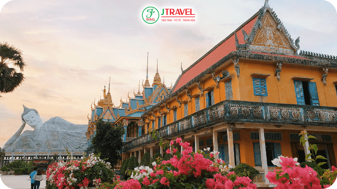 Chùa Sam Rong nổi bật với gam màu trắng