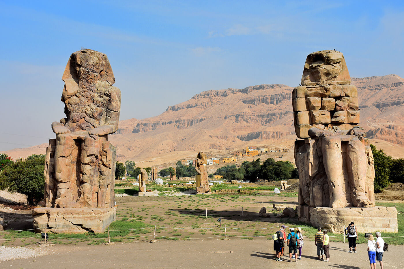 Tượng đài Memnon – Colossi of Memnon (nguồn: internet)