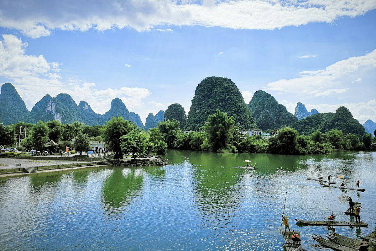 Núi đá vôi soi bóng xuống sông ở Quế Lâm