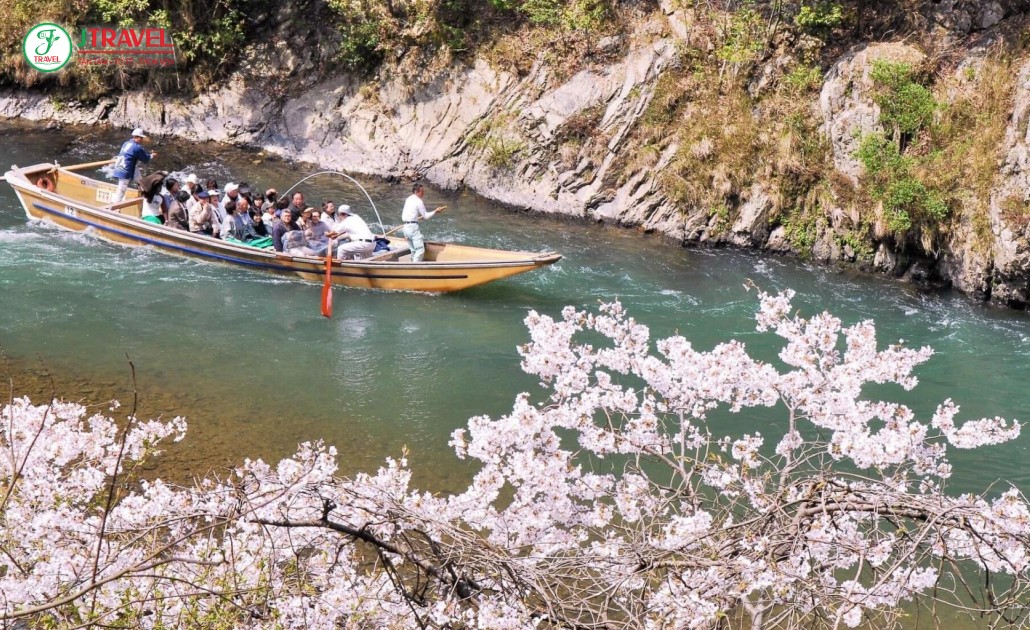 Trải nghiệm thuyền thư giãn giữa thiên nhiên Arashiyama