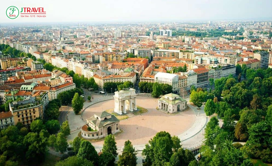 Toàn cảnh thành phố Milan với kiến trúc cổ kính và trung tâm tài chính hiện đại