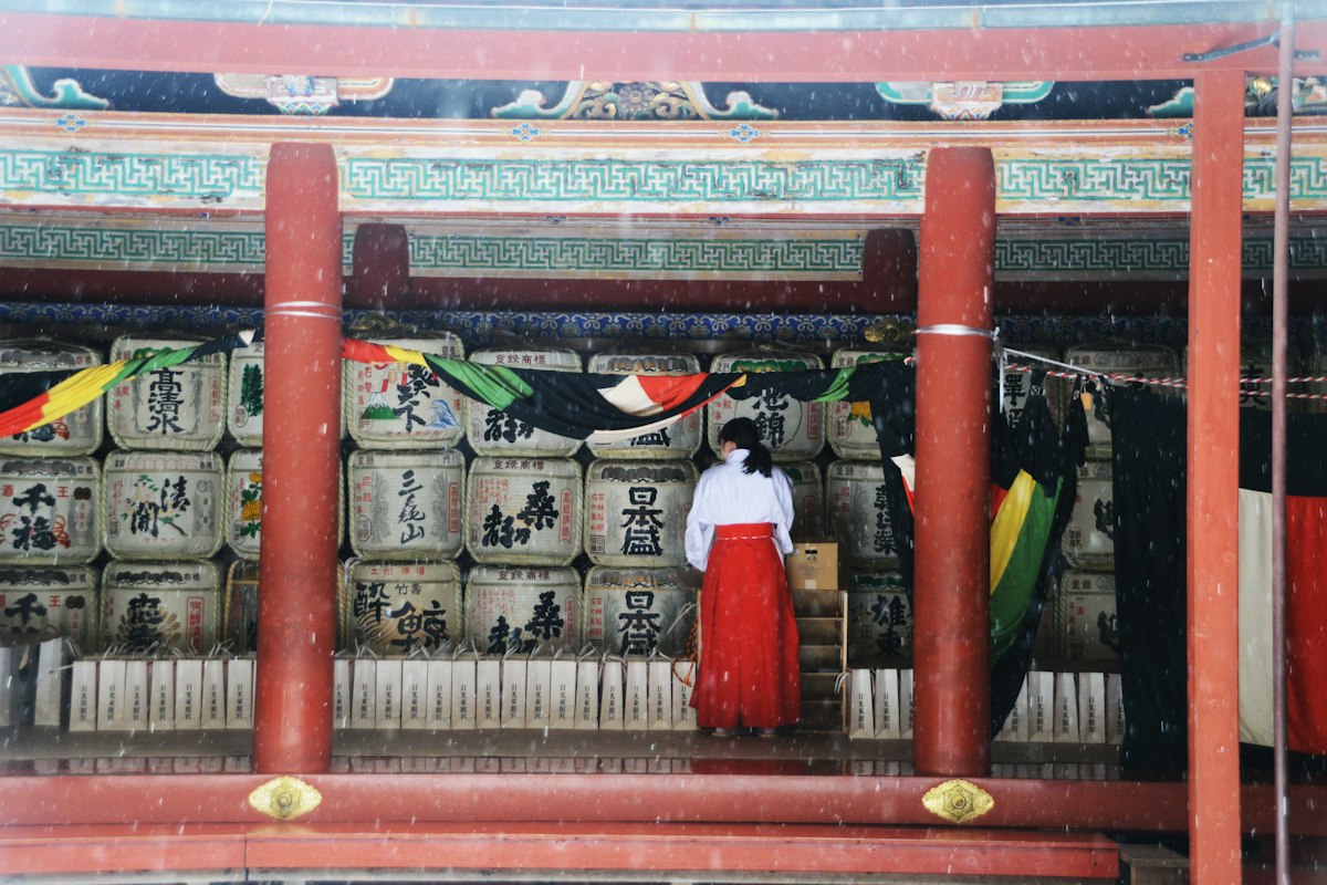 Thùng rượu và vu nữ tại một ngôi đền Nhật Bản