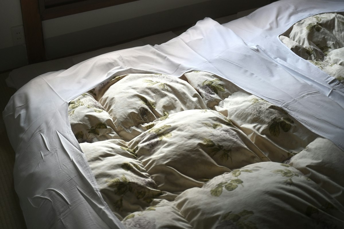 Nệm futon trải sàn bên cửa sổ nhìn ra vịnh biển