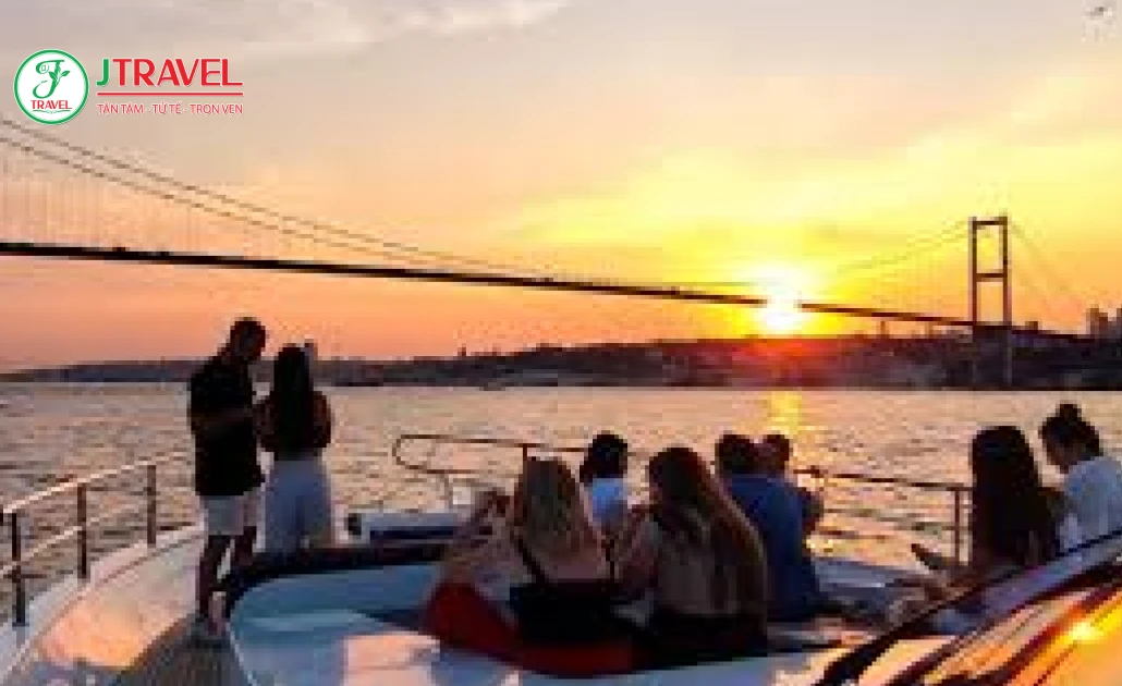 Du ngoạn eo biển Bosphorus ngắm hoàng hôn ở Istanbul từ du thuyền