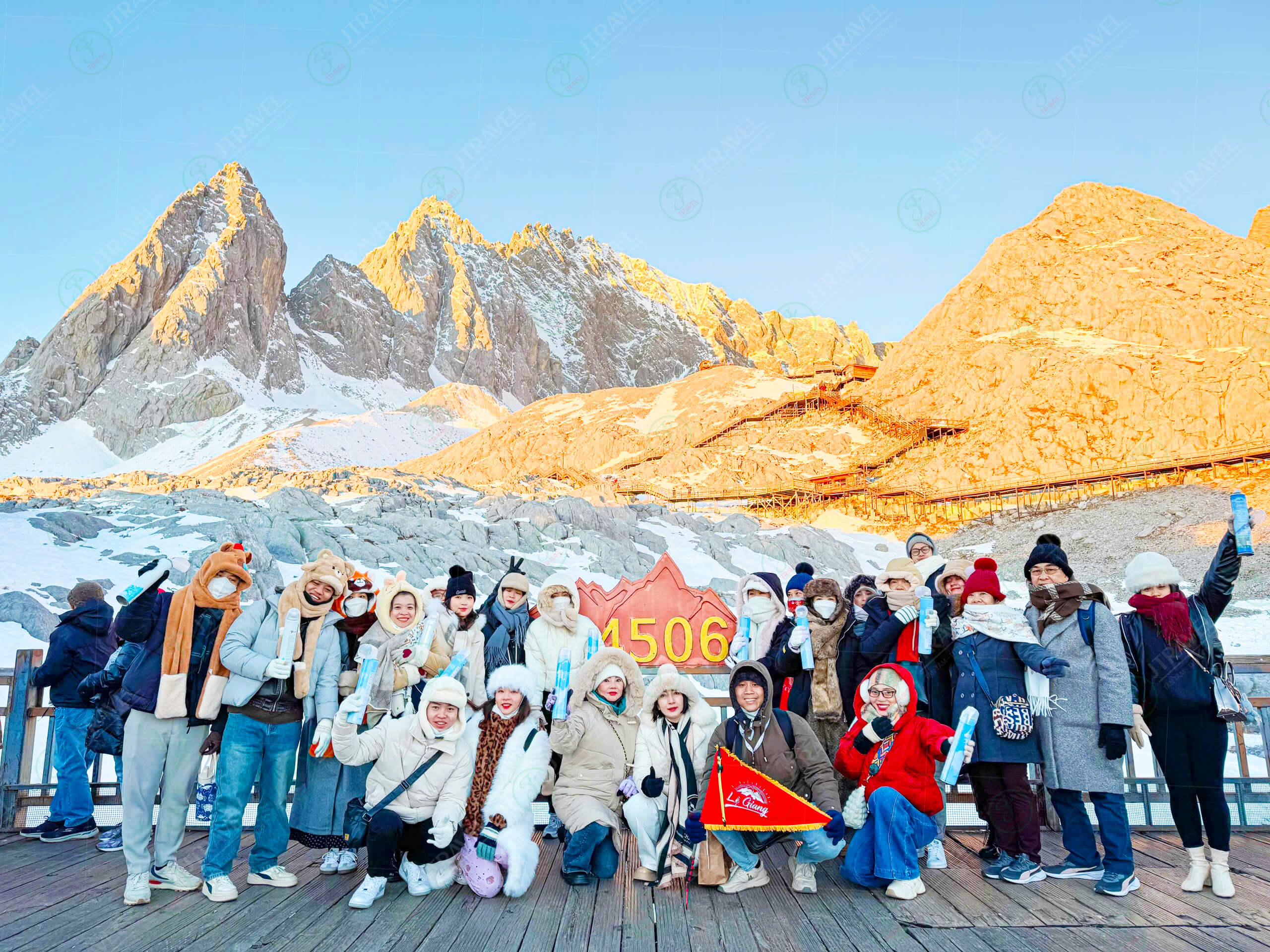 Đoàn khách J Travel Check in Núi Tuyết Ngọc Long