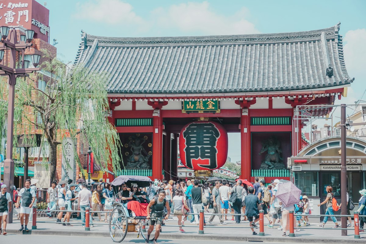 Cổng Kaminarimon với đèn lồng đỏ khổng lồ ở lối vào chùa Sensoji