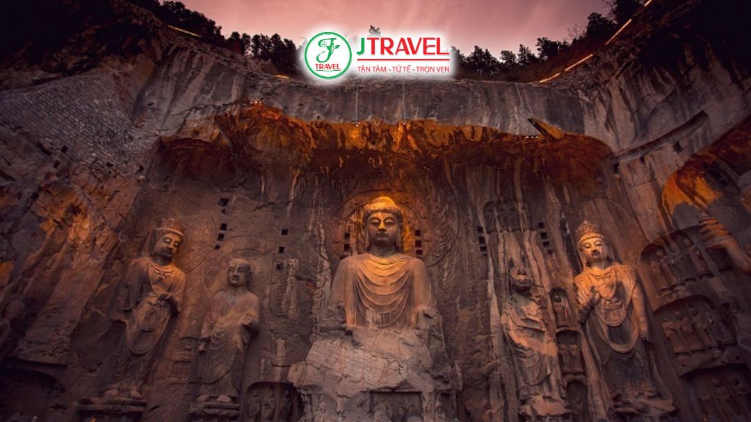 Vẻ cổ kính của Hang đá Long Môn mùa thu dưới ánh sáng tự nhiên dịu nhẹ