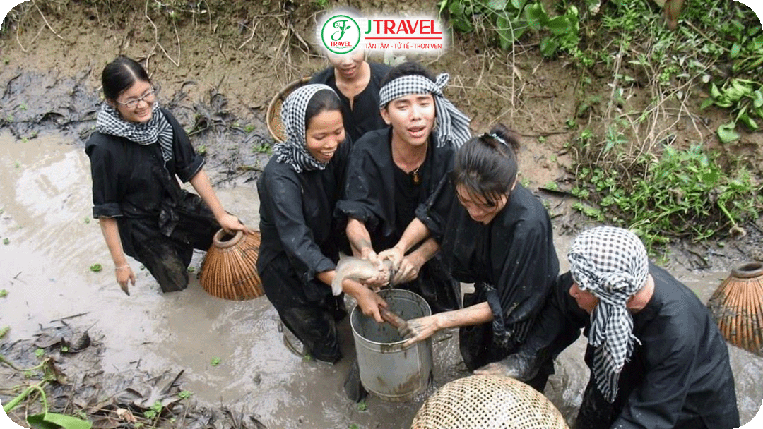 Xuống mương bắt cá là trải nghiệm mang đậm chất miền Tây