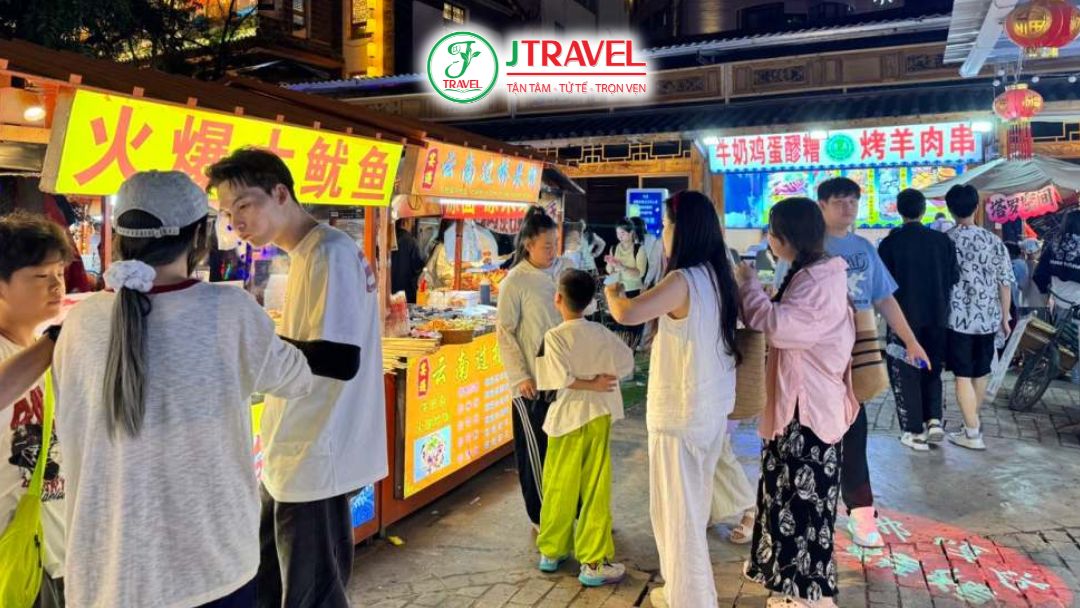 Đa dạng món ăn vặt tại phố cổ Lệ Giang