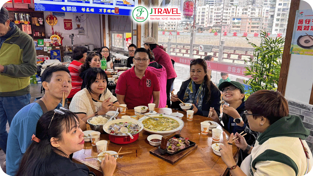 Du khách sẽ được thưởng thức những món ăn Tứ Xuyên khi đi tour cùng J Travel