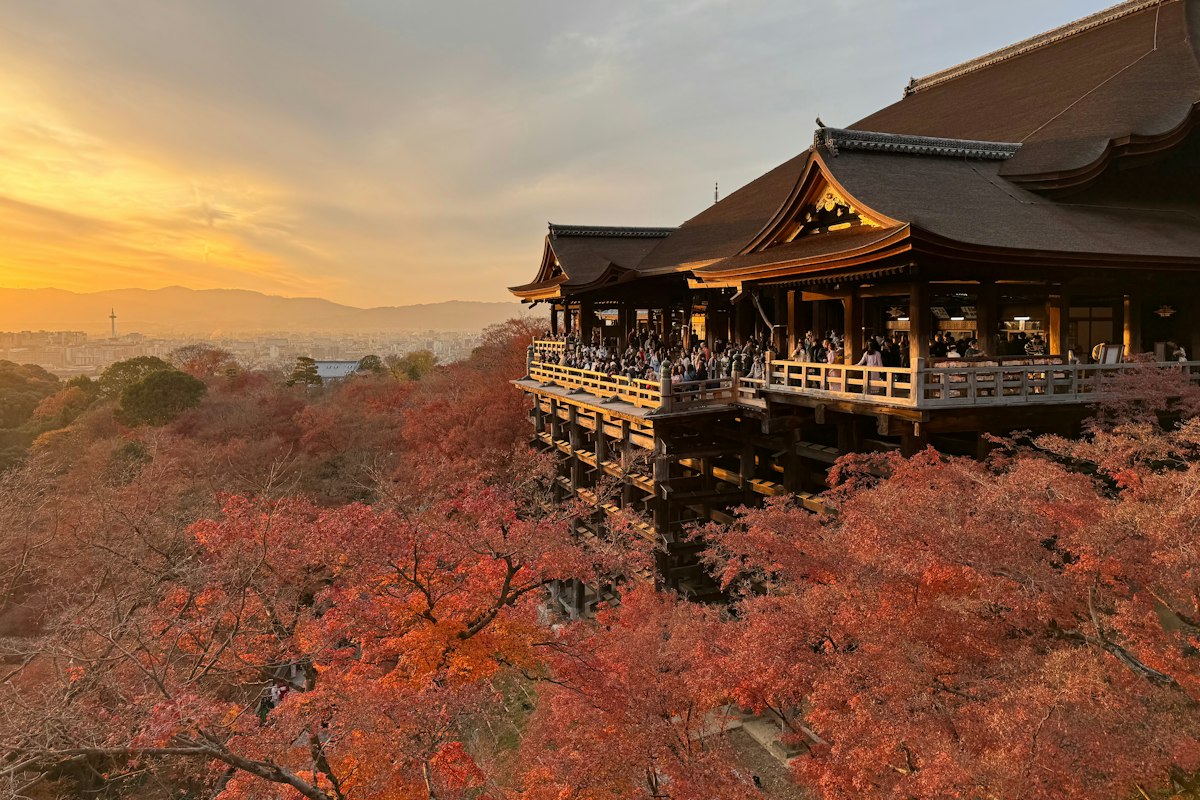 Chùa Kiyomizu-dera lúc hoàng hôn giữa sắc lá đỏ