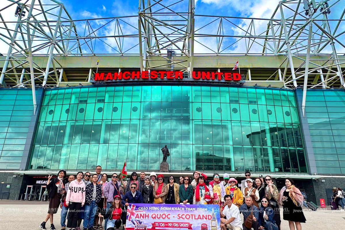 Đoàn khách J Travel trước sân vận động Old Trafford, Manchester